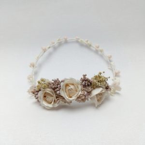 Corona de comunión modelo Alicante hecha a mano, con flores preservadas en tonos rosa empolvado y beige, decorada con tres flores principales beige.