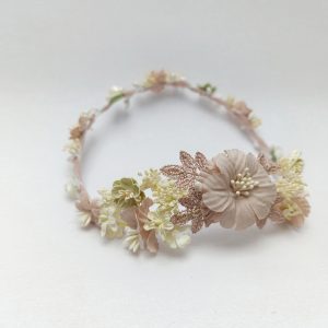 Corona de comunión modelo Atlanta hecha a mano, en tonos rosa empolvado y beige, con flor principal rosa y hojas brillantes