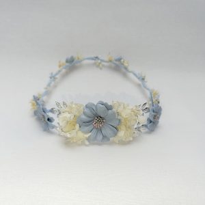 Corona de comunión modelo Lisboa hecha a mano, en tonos azul y beige, con flores preservadas.