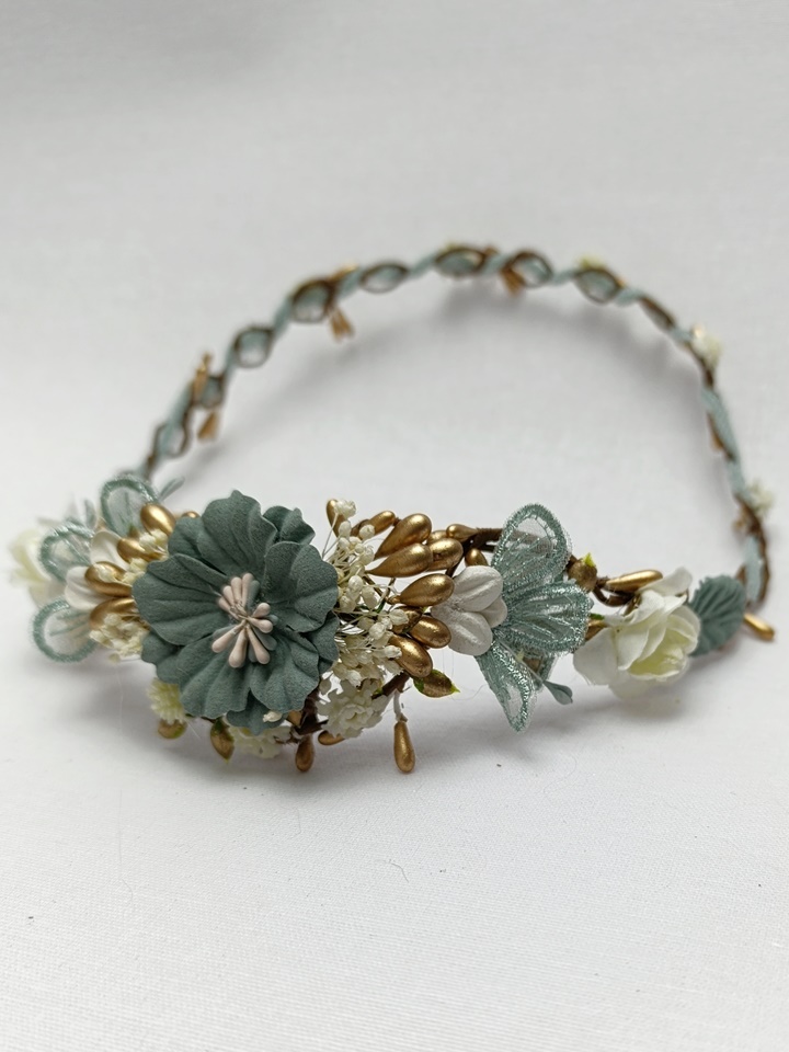 Corona de comunión modelo Pekin hecha a mano, en tonos verde agua y beige, con pistilos dorados.