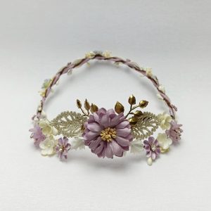 Corona de comunión modelo Salamanca hecha a mano, en tonos rosa y beige, con flor principal rosa y hojas doradas.