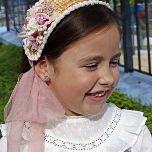 Felpa de paja natural y flores en tonos rosa.