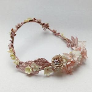 Corona de comunión modelo Sofia hecha a mano con flores preservadas.