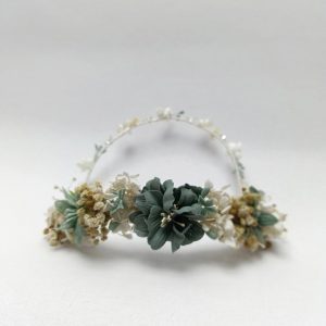 Corona de comunión modelo Francia hecha a mano, en tonos verde agua y beige, con paniculata.