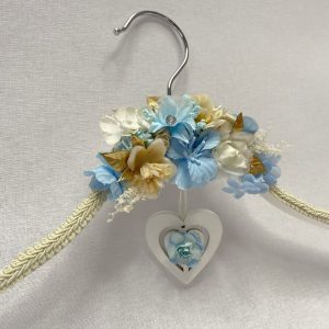 Percha Budapest para Bodas, Comuniones y Bautizos - Decorada con Tonos Azul Celeste, Beige y Blanco con Detalles Dorados