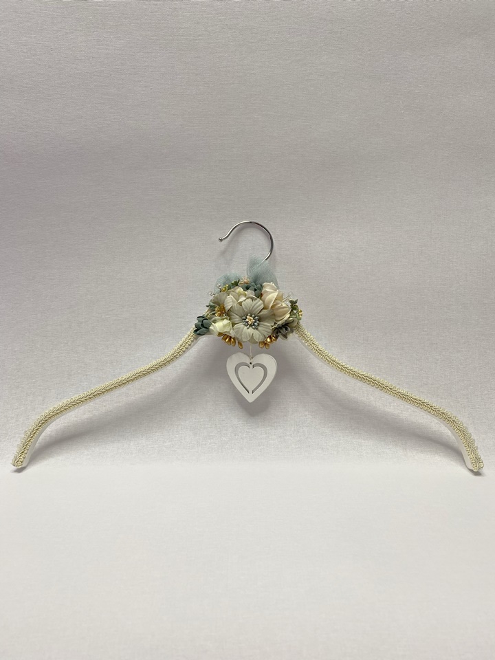Percha Dublin para Bodas, Comuniones y Bautizos - Decorada con Flores Verde Agua y Detalles Dorados