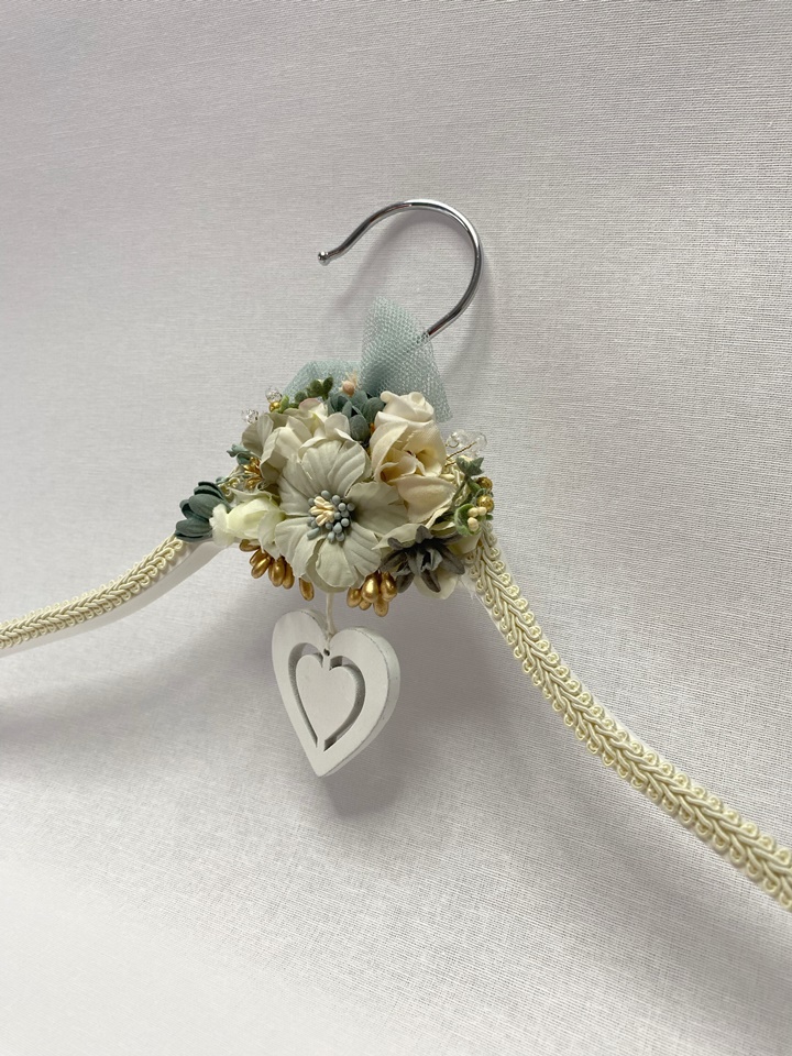 Percha Dublin para Bodas, Comuniones y Bautizos - Decorada con Flores Verde Agua y Detalles Dorados