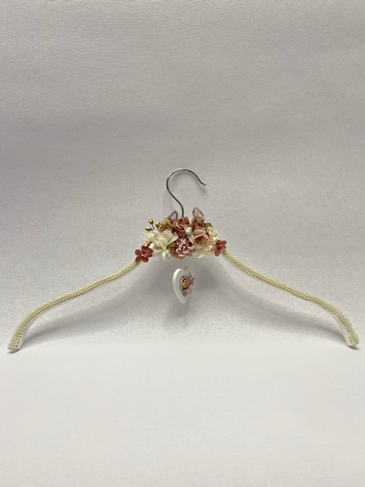 Percha Marsella - Elegancia Floral en Tonos Rosa, Blanco y Maquillaje