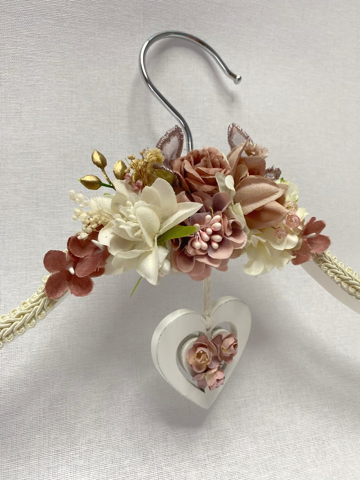 Percha Marsella - Elegancia Floral en Tonos Rosa, Blanco y Maquillaje
