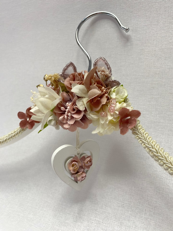 Percha Marsella - Elegancia Floral en Tonos Rosa, Blanco y Maquillaje