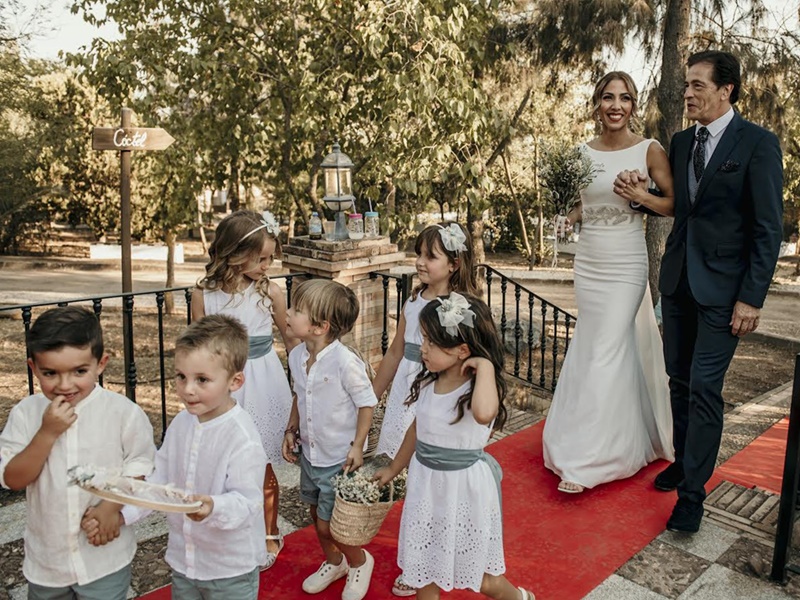 Boda con damitos con felpas en verde agua