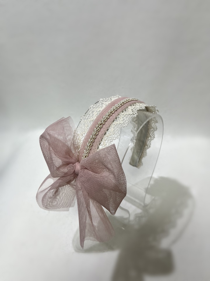 Detalle del lazo rosa de tul en felpa para niñas.