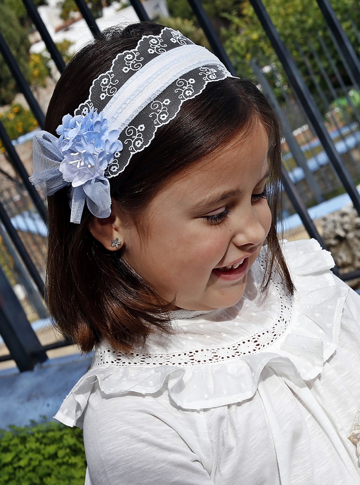 Felpa artesanal modelo Málaga con flores en tonos azul y blanco con lazo de tul.