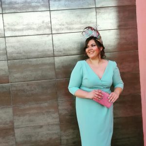 Tocado con plumas en verde agua y morado