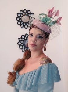 Tocado para invitada de boda en tonos pastel verde agua y rosa.