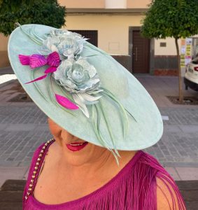 Pamela en verde agua con un toque de buganvilla.