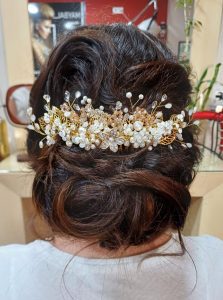 Tocado para invitada de boda en dorado