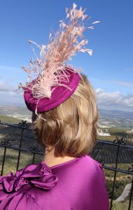 Tocado para invitada de boda con casquete