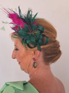 Tocado para invitada de boda con plumas