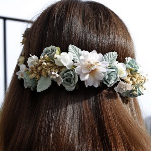 Corona de comunión artesanal en tonos verde agua, beige y blanco con flores secas y detalles dorados, ideal para eventos como Primera Comunión y bodas.