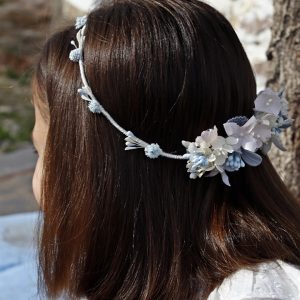 Corona de comunión Sevilla en tonos azul grisáceo y blanco con hojas decorativas, perlas y pequeños capullos florales.