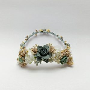 Corona de comunión modelo Córdoba hecha a mano, en tonos verde agua y beige, con paniculata.