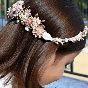 Corona de comunión artesanal modelo Huelva con flores preservadas en tonos rosa, blanco y dorado.