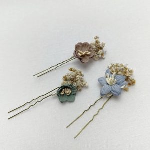 Horquilla con flores preservadas en tonos beige y blanco, ideal para bodas y comuniones.