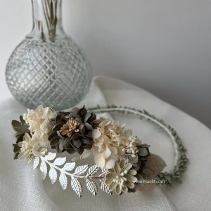 corona de comunión verde agua Nantes con flores beige y blancas