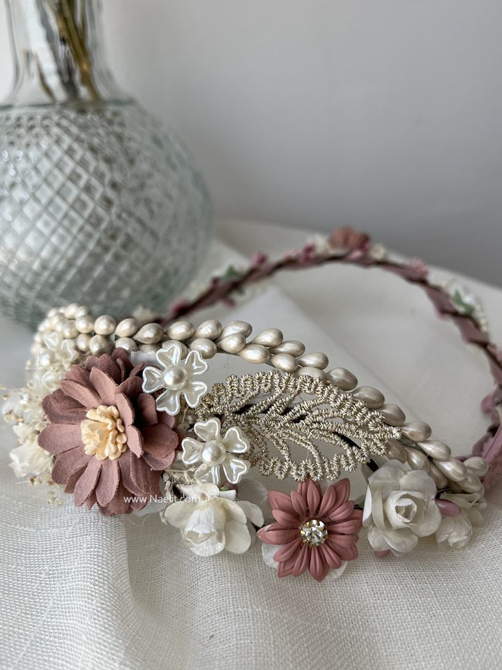 corona de comunión rosa empolvado Burdeos con flores de tela y porcelana